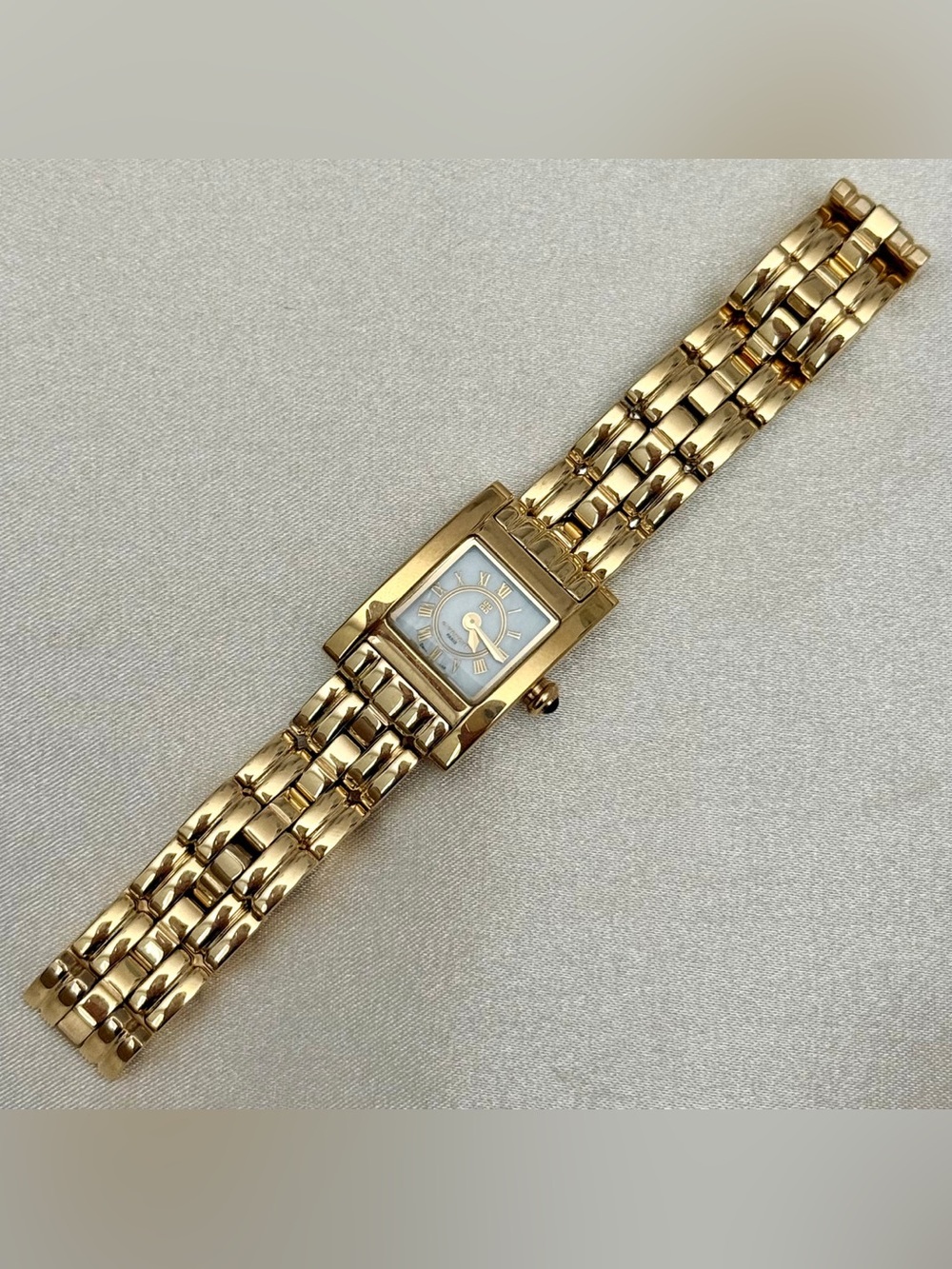 AUTHENTIC RARE VINTAGE GIVENCHY MOTHER-OF-PEARL DAINTY WATCH - Picture 4 of 7